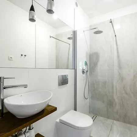 Station Apartment *